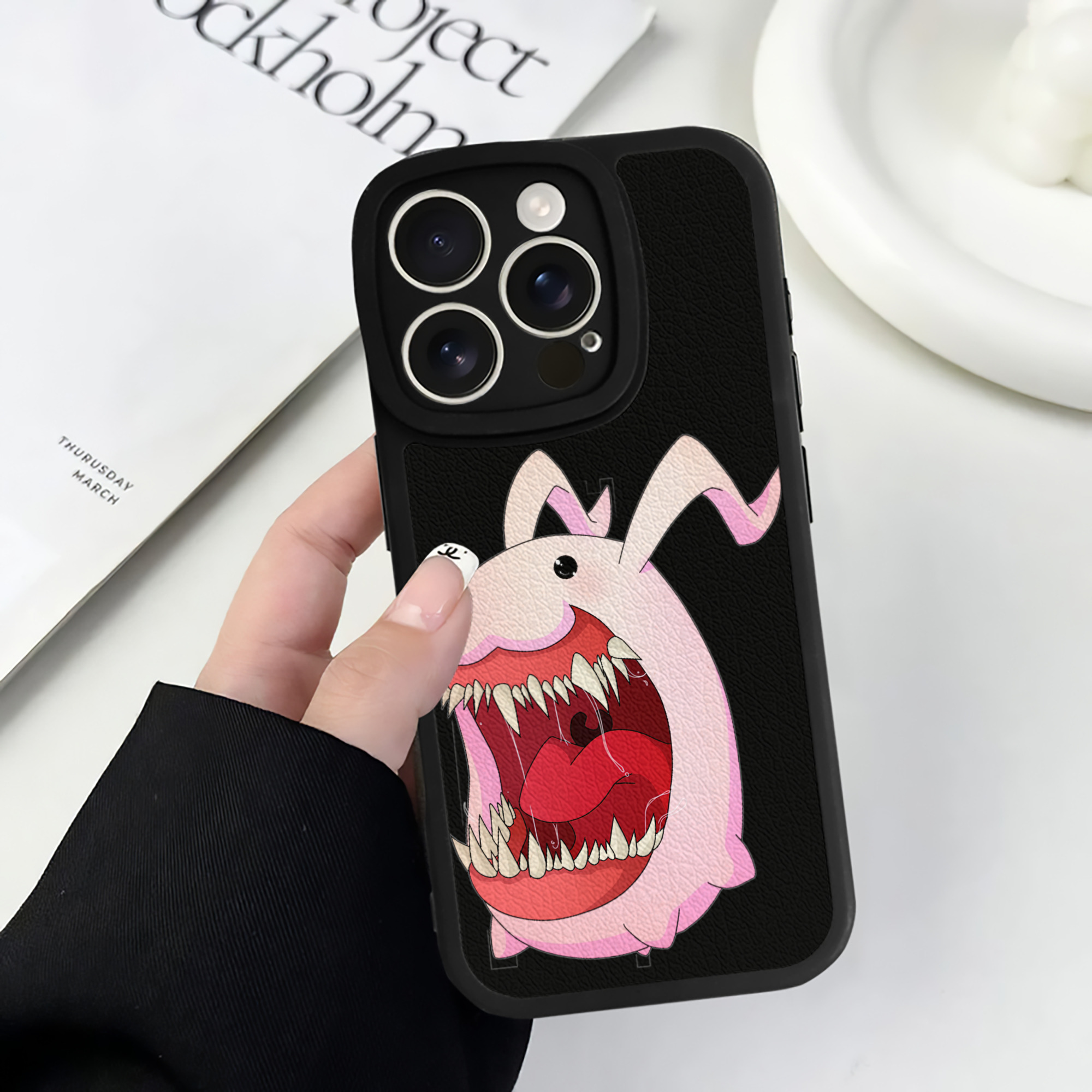 （画像用） Digimon デジタルモンスター/デジモン 【iPhone 16シリーズ対応】シリコンスマホケース（レザー調） 材質：シリコン
